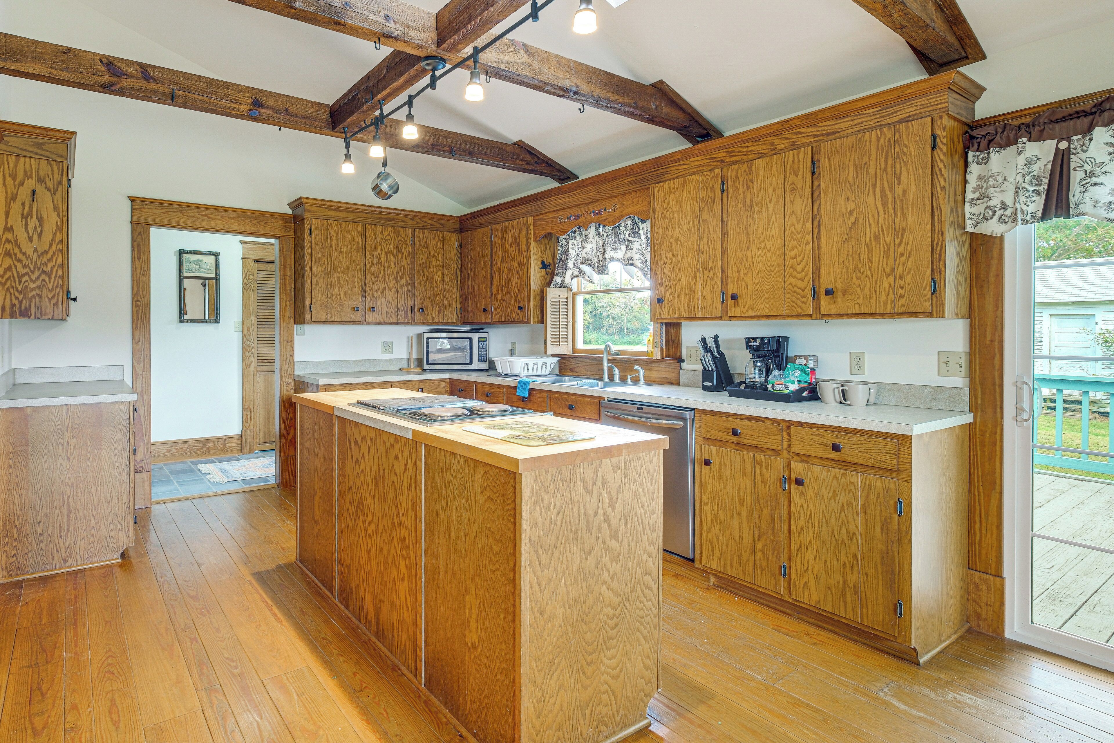 Een koelkast, een microgolfoven, een kookplaat, een vaatwasser