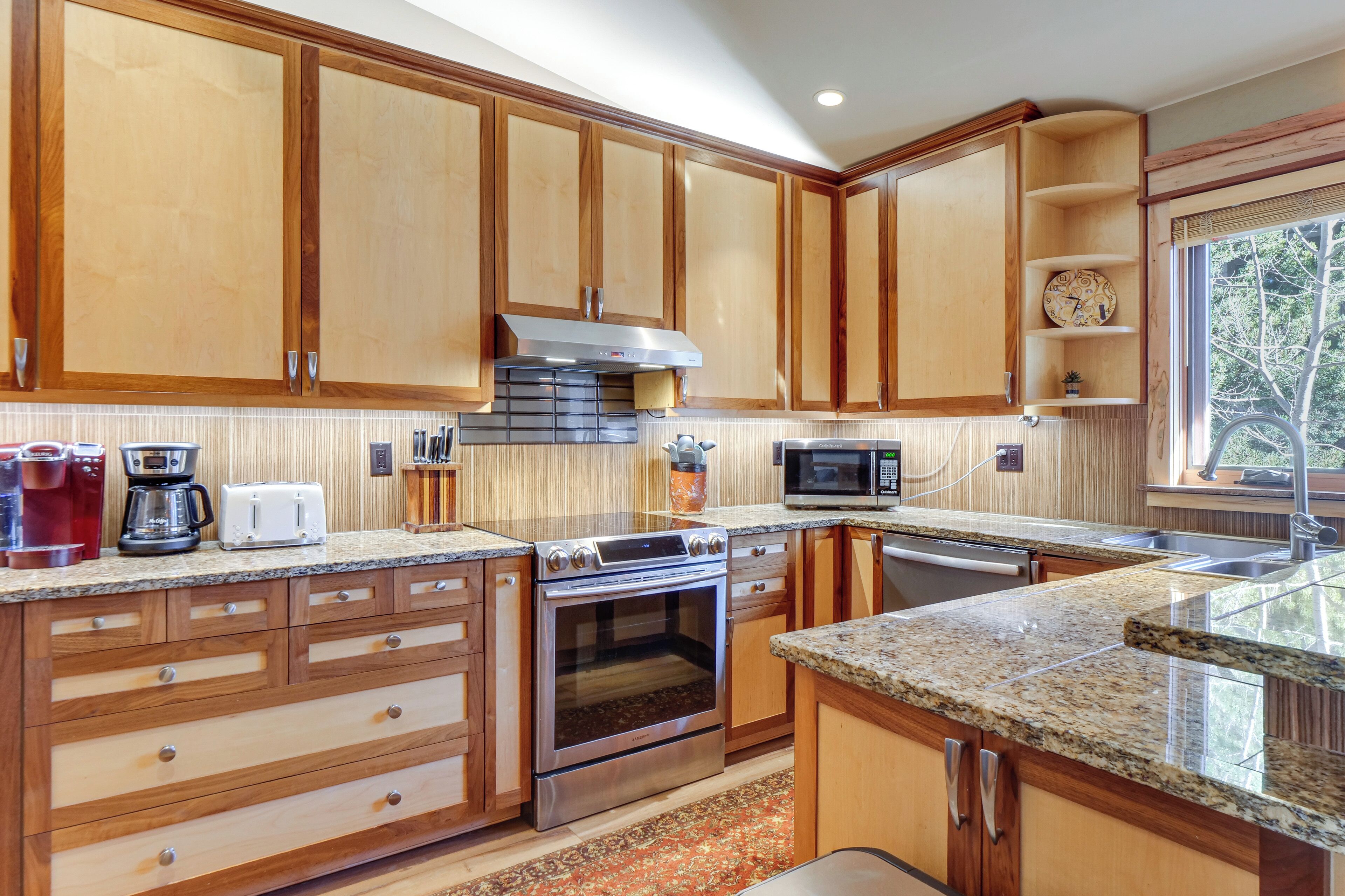 Fridge, microwave, stovetop, dishwasher