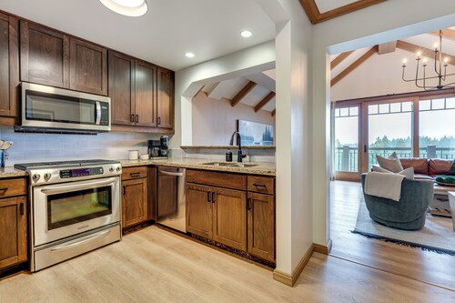 Luxe Cle Elum Condo w/ Mtn Views, Pool & Hot Tub