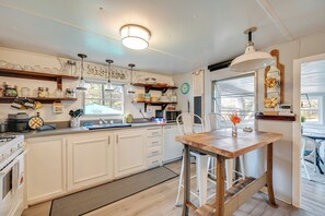 Fridge, microwave, stovetop, dishwasher