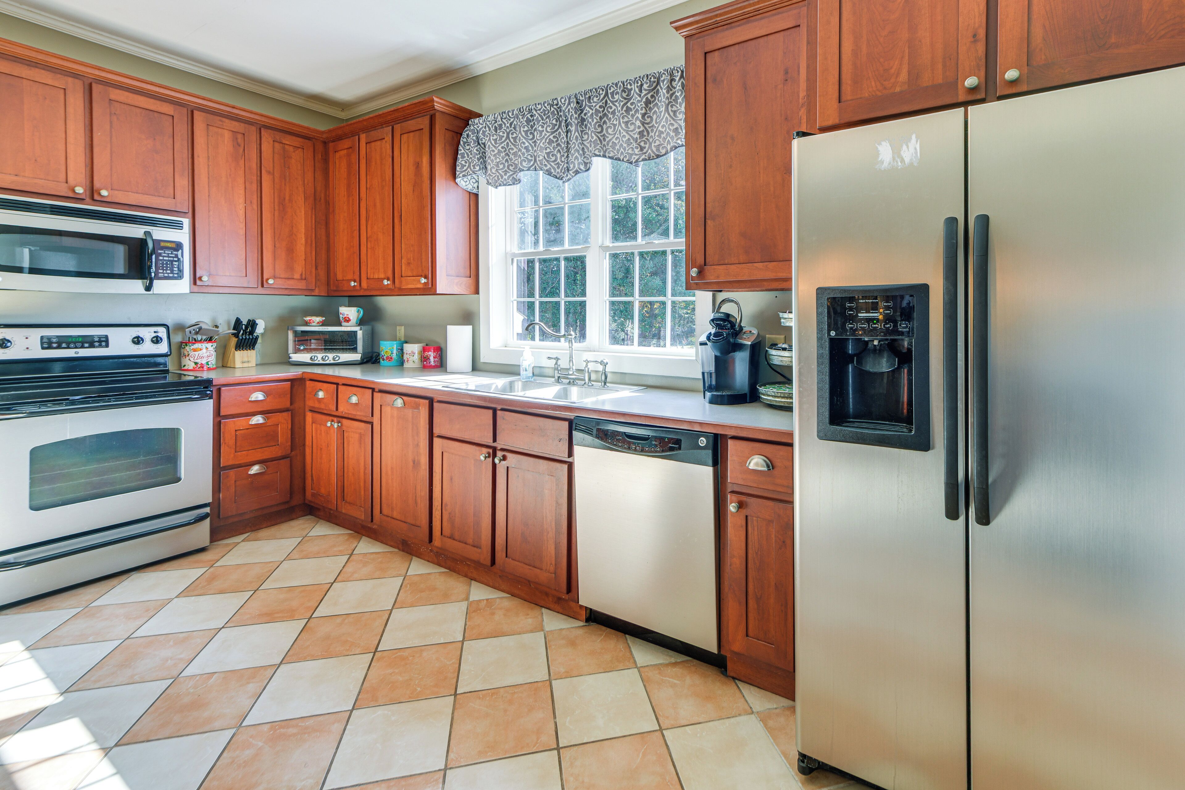 Refrigerador, microondas, parrilla de estufa y lavavajillas 