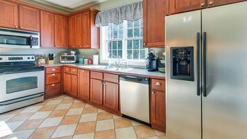 Fridge, microwave, stovetop, dishwasher