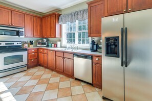 Geladeira, micro-ondas, cooktop, lava-louças