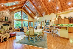 Dining - Fun w/ Family! Mtn-View Cabin w/ Deck in Sylva (Sylva)
