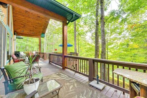 Terrace/patio - Fun w/ Family! Mtn-View Cabin w/ Deck in Sylva (Sylva)