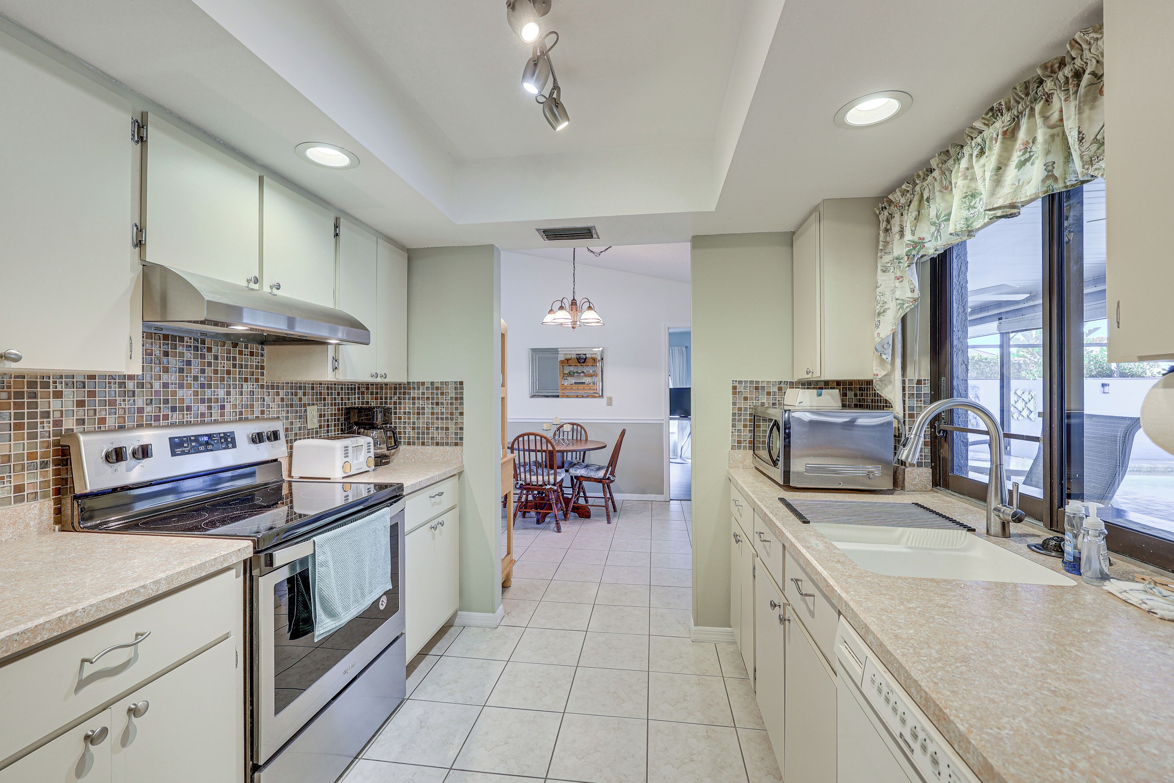 Kylskåp, mikrovågsugn, spishäll och diskmaskin