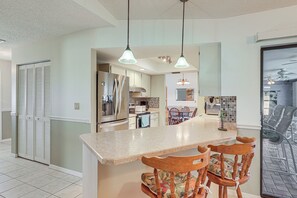 Réfrigérateur, micro-ondes, plaque de cuisson, lave-vaisselle