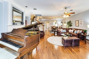 TV, fireplace, books, video library - Uptown Dallas Group Getaway Near Art, Eats & More! (Dallas)