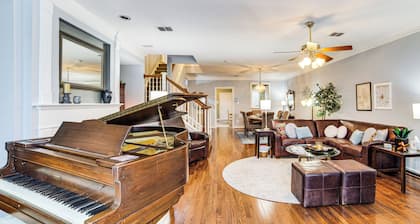 Uptown Dallas Group Getaway Near Art, Eats & More!