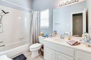 Une salle de bain avec une baignoire, des toilettes et un lavabo.