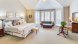 3 bedrooms, desk, iron/ironing board, travel cot - Uptown Dallas Group Getaway Near Art, Eats & More! (Dallas)