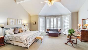 3 chambres, bureau, fer et planche à repasser, lit de bébé portatif