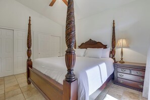 Escritorio, tabla de planchar con plancha, internet y ropa de cama