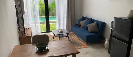 高级开间, 1 张特大床, 泳池景观 | 起居区 | 55-英寸智能电视(配备数码频道)