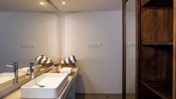 Suíte estúdio conforto | Comodidades do banheiro | Chuveiro, produtos de toalete grátis, secador de cabelo