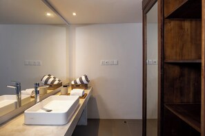 Comfort Studio Suite | Bathroom amenities | Shower, free toiletries, hair dryer, towels