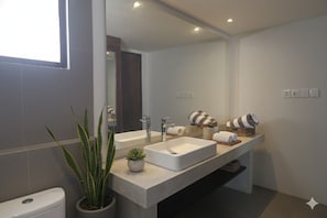 Buồng tắm vòi sen, đồ dùng nhà tắm miễn phí, máy sấy tóc, khăn tắm