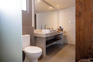 Comfort Studio Suite | Bathroom | Shower, free toiletries, hair dryer, towels