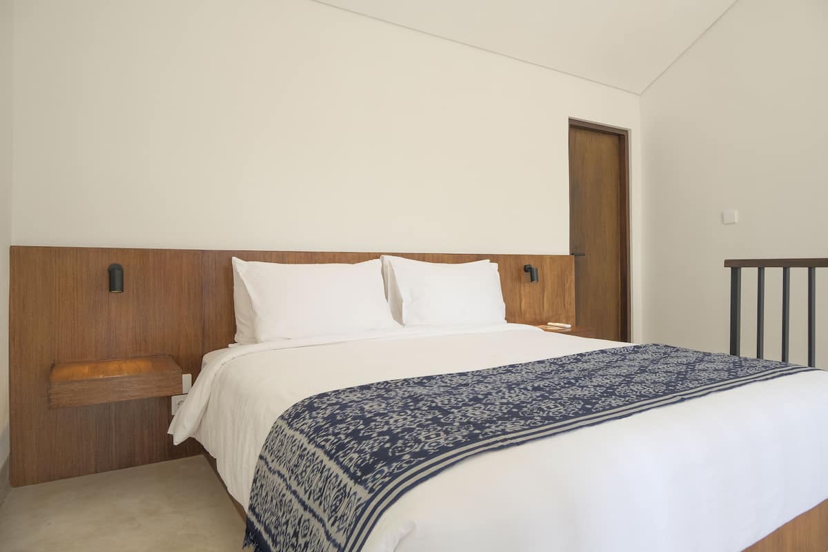 Desk, laptop workspace, free WiFi, bed sheets