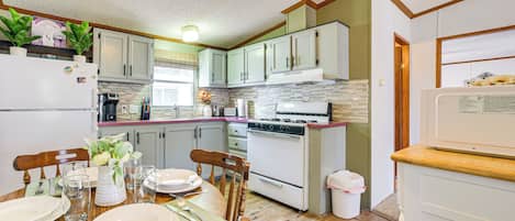 Kühlschrank, Mikrowelle, Herdplatte, Wasserkocher mit Kaffee-/Teezubehör