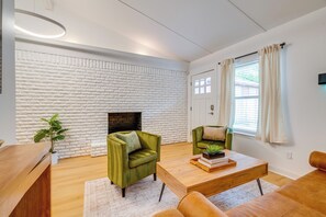 TV, ping pong, books - 1 Mi to Campus! Creekside Austin Home w/ Game Room (Austin)