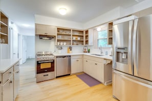 Fridge, microwave, stovetop, dishwasher - 1 Mi to Campus! Creekside Austin Home w/ Game Room (Austin)