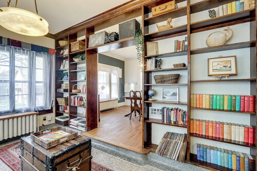 Historic Home Overlooking Central Riverside Park!