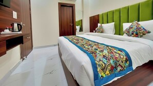 Deluxe Double Room, City View | Peti besi dalam bilik, meja, ruang kerja komputer riba 