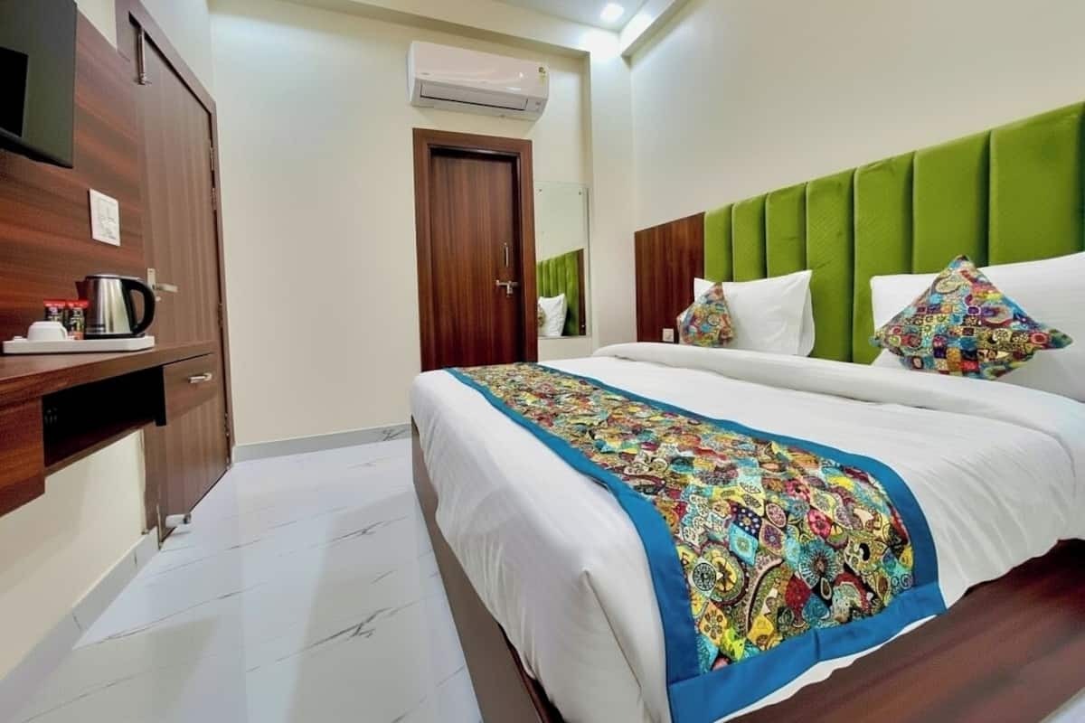 خزنة داخل الغرفة ومكتب ومساحة عمل للكمبيوتر المحمول ومكواة/لوح كي