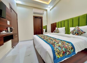 Phòng đôi Deluxe, quang cảnh thành phố | Két bảo mật tại phòng, bàn, khu vực làm việc phù hợp cho laptop