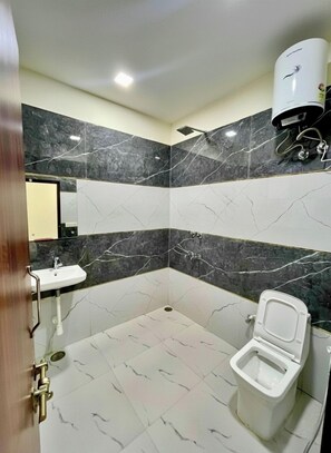 Combined shower/tub, free toiletries, hair dryer, slippers - Hotel GM Palace (Agra)