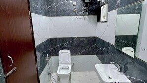 Gabungan pancuran/tab mandi, kelengkapan dandanan diri percuma 