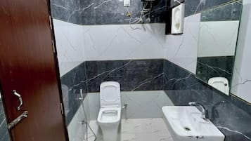 Baðker með sturtu, snyrtivörur án endurgjalds, hárblásari, inniskór