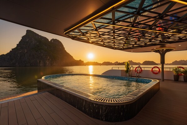 بار على حمام السباحة