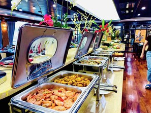 بوفيه فطور مجانًا يوميًا