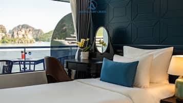 Suite, balkon, uitzicht op zee | Een kluis op de kamer, gratis wifi