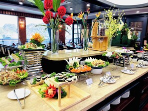 بوفيه فطور مجانًا يوميًا