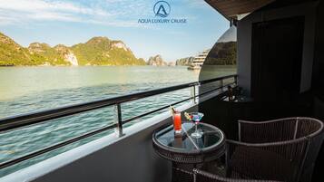 Junior suite, balkon, uitzicht op zee | Een kluis op de kamer, gratis wifi