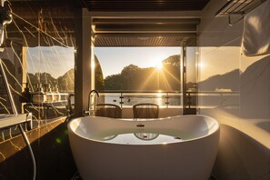 مستلزمات مجانية للعناية الشخصية، مجففات شعر، مناشف، صابون