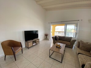 TV - Bendishon Villa - 5 Bedroom Villa (Grote Berg)