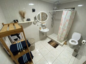 Ducha, secador de pelo, toallas, jabón