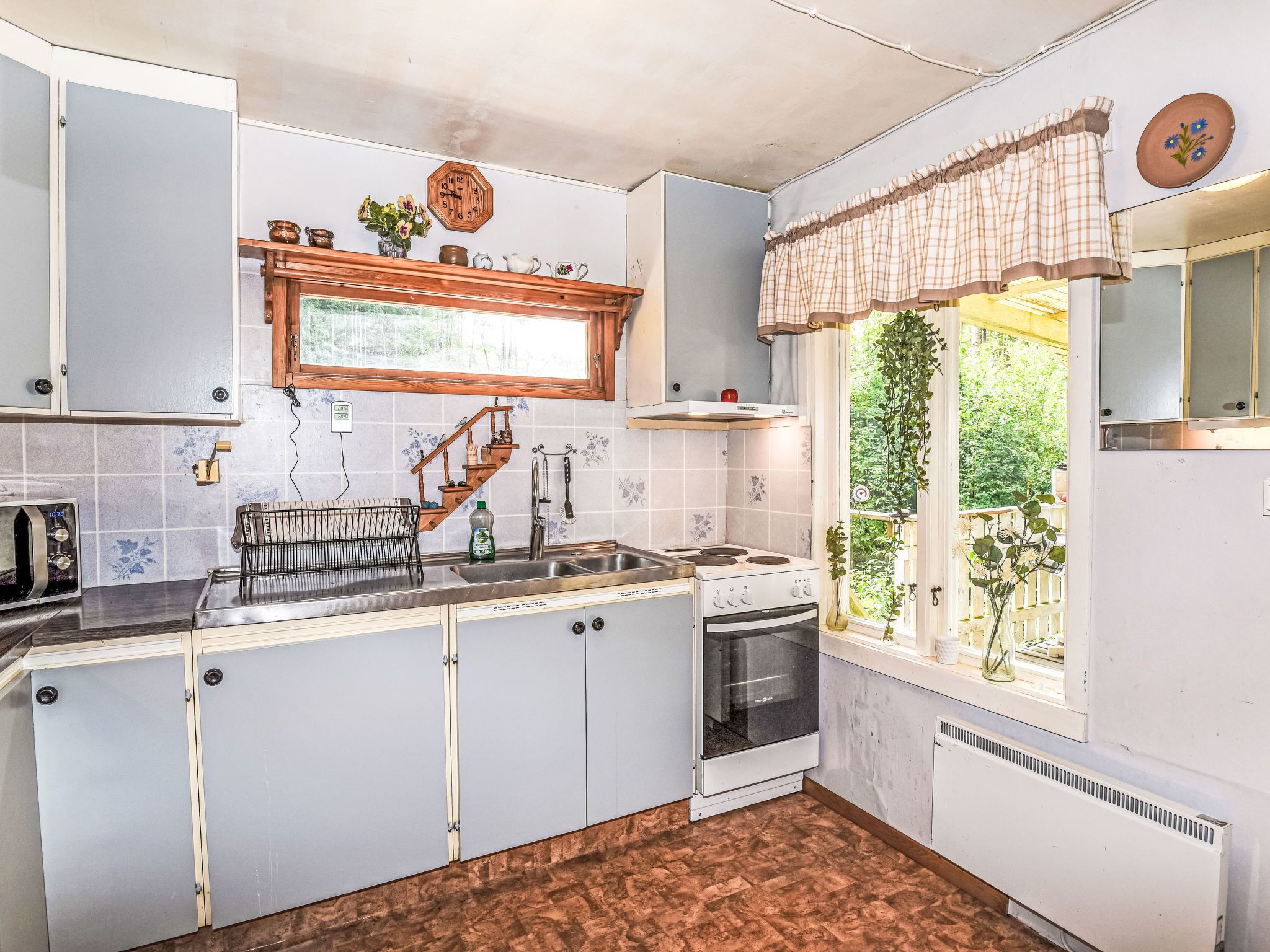 Fridge, microwave, oven, cookware/dishes/utensils