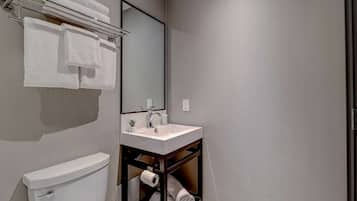 Een haardroger, handdoeken