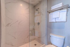 Hårtørrer, håndklæder