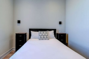 WiFi, bed sheets - Dream Suites - Deluxe Double Suite (MISSISSAUGA)