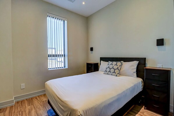 WiFi, bed sheets - Dream Suites - Deluxe Double Suite (MISSISSAUGA)