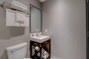 Hair dryer, towels - Dream Suites - Deluxe Double Suite (MISSISSAUGA)