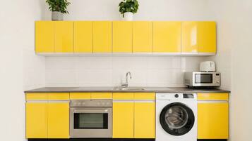 Departamento básico | Cocina privada | Refrigerador, microondas, horno y parrilla de estufa