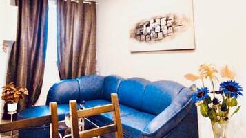 Basic Apartment | Living room