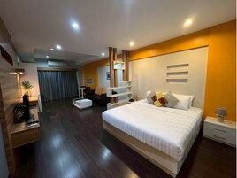 Decoración personalizada, escritorio y espacio para trabajar con laptop 